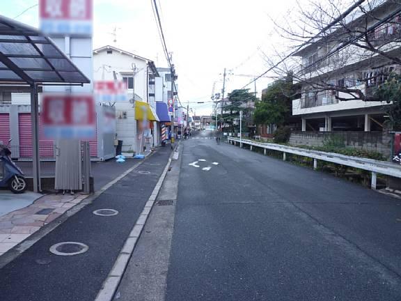 Local photos, including front road. Front road 7.5m! 