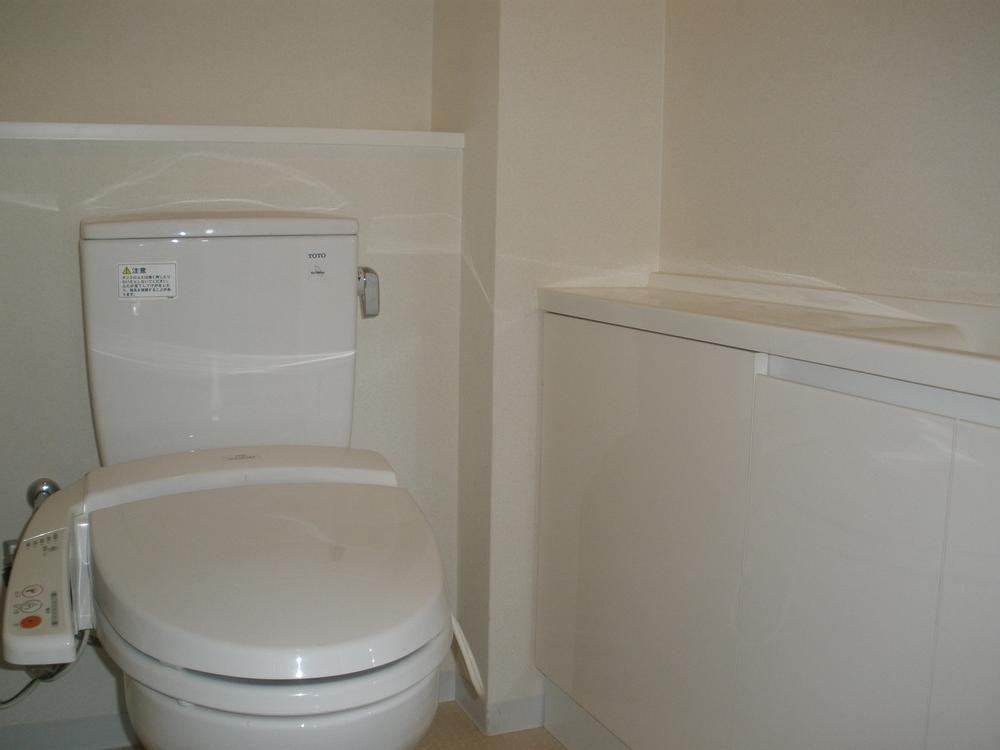 Toilet. Also there is a hand washing in toilet.