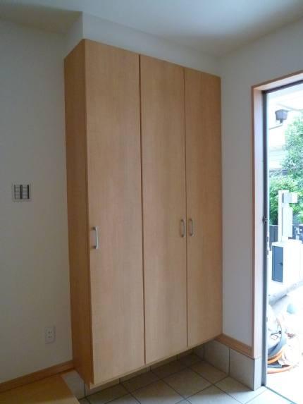 Entrance. Shoes BOX has adopted the simple things