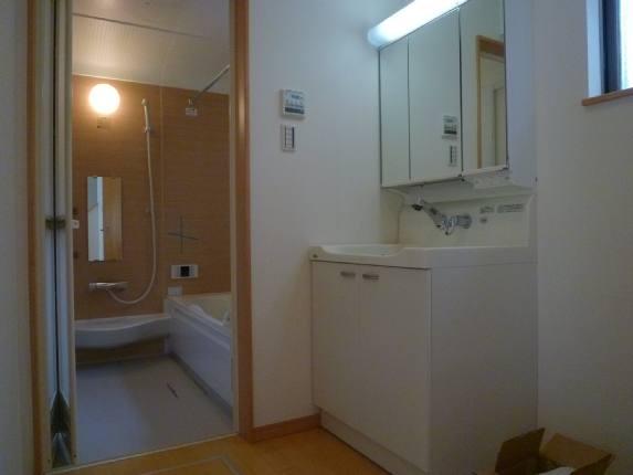 Wash basin, toilet. Three-sided mirror type is popular with wife