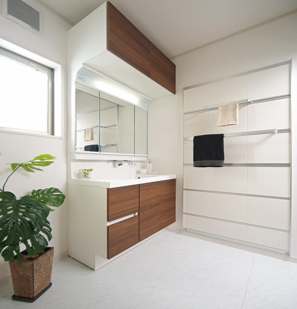 Other Equipment. Adopted TOTO and Panasonic also vanity. Capacity plenty of integrated basin bowl counter, Kagamiura is clear of storage space, Wash the bowl to every nook and corner single-lever shower faucet, etc., It is vanity to realize the goodness of design and usability.