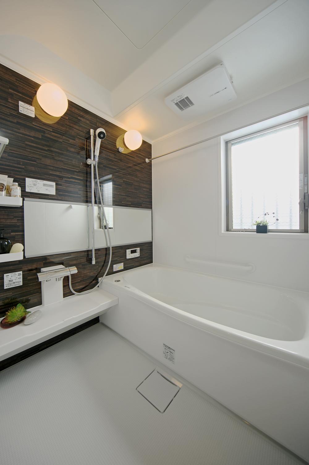 Other Equipment. The bathroom is clear of the 1616 type (1 Tsubodai), Cold hard to keep warm tub of high hot water thermal insulation properties, With heating ventilation dryer. Hot water clad in automatic ・ Reheating ・ Is an advanced type equipped with a variety of functions, such as thermal insulation.