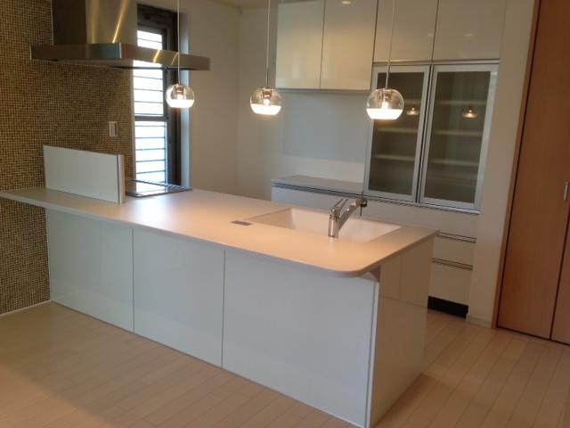 Other Equipment. Our construction cases Flat face-to-face kitchen open-minded open style kitchen! Because it faces the dining, You can also work efficiently catering and cleaning up.  ※ The work top and sink, Adopted acrylic artificial marble. Not faded forever, Excellent durability! !