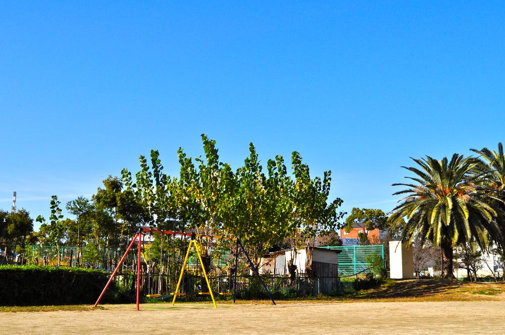 park.  [The nearest park]  Pleasant playground equipment to 425m lush large park to Koyamoto the town park also aligned.  By the time of the cherry blossoms, You can also enjoy cherry blossom viewing.