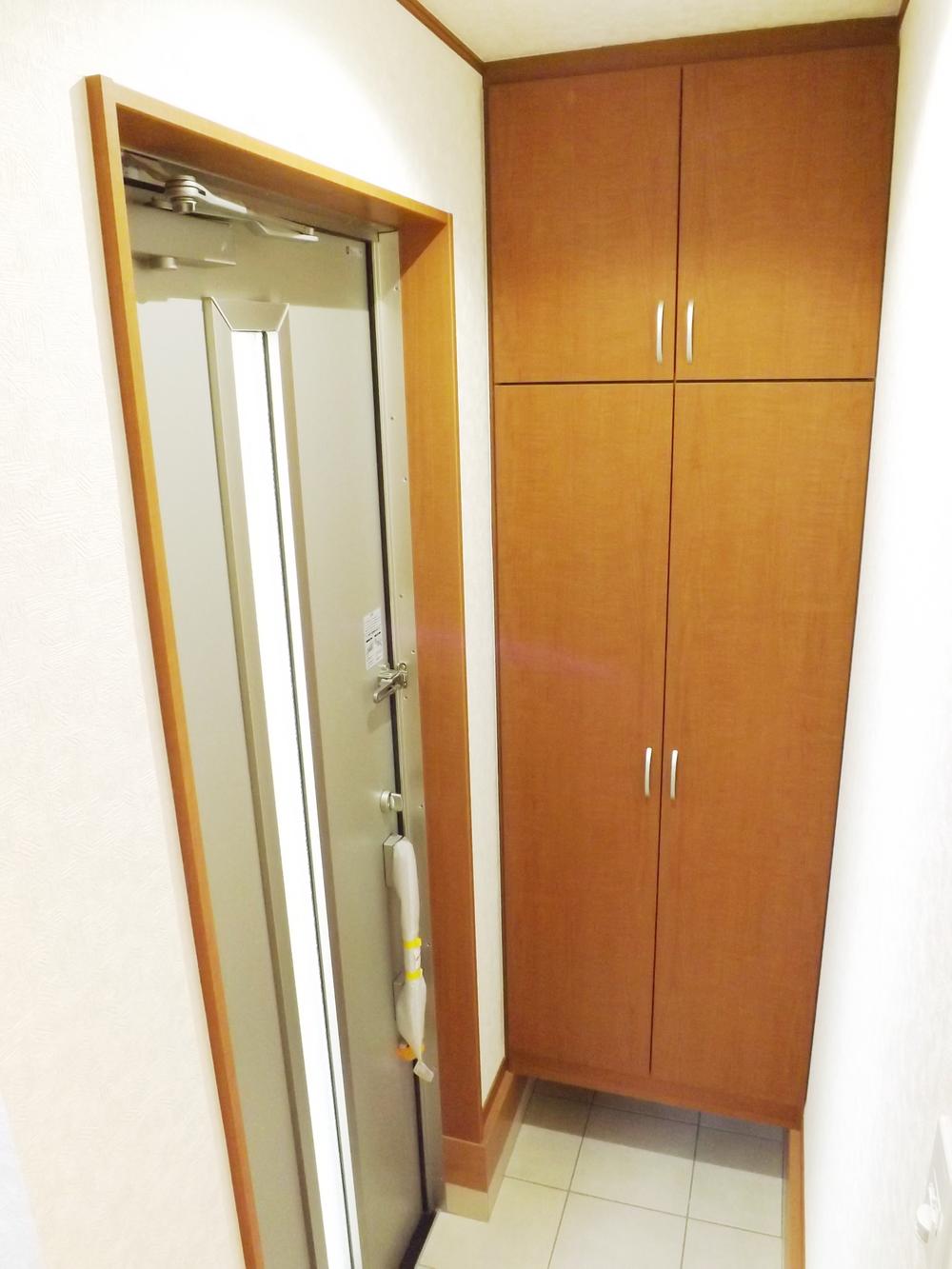 Non-living room. Local photos (entrance)