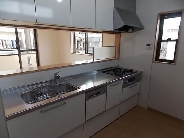 Kitchen. Storage space plenty, Happy face-to-face kitchen