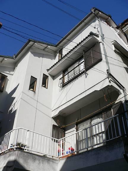 Local appearance photo. Facing south, It is a good bright appearance per yang! 
