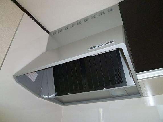 Kitchen. Large range hood