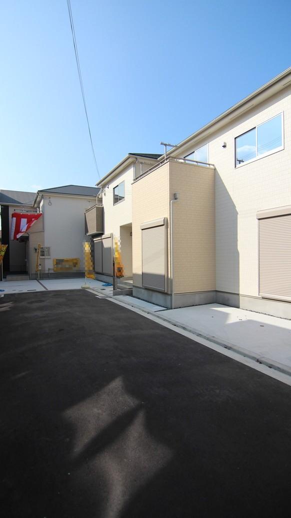 Local photos, including front road.  ◆ Surrounding cityscape