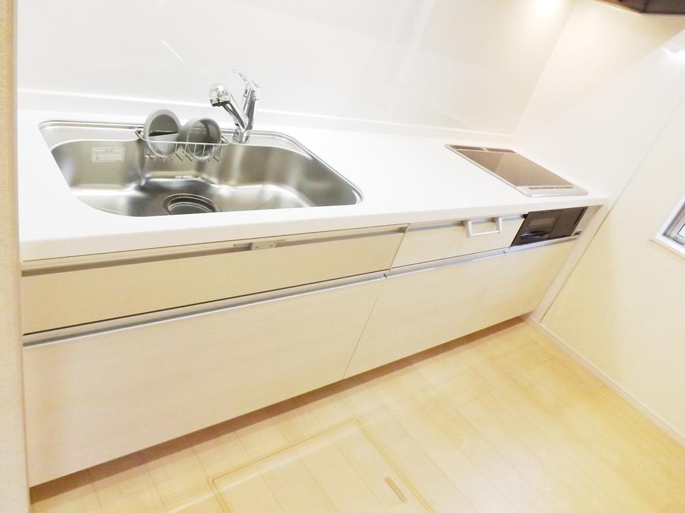 Kitchen. Local photo (kitchen) Slide storage! Water purifier with shower!