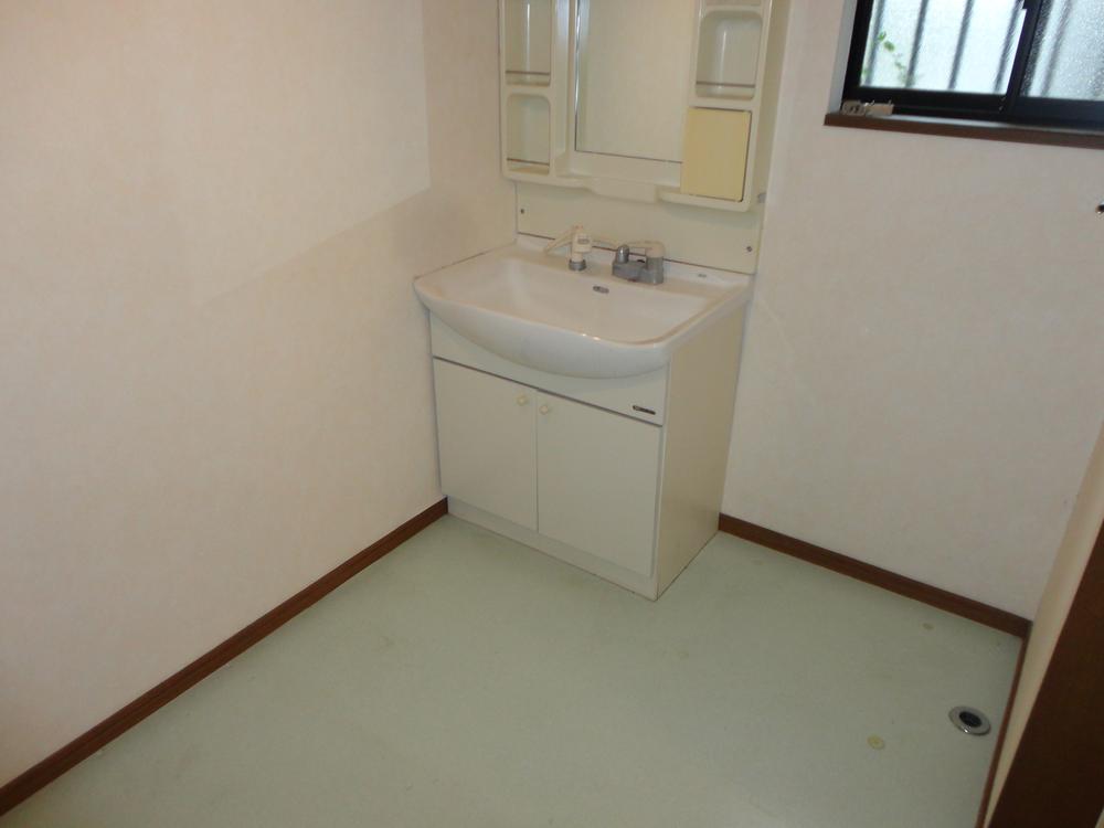 Wash basin, toilet.  ◆  ◆ Washroom is also widely easy to use ◆  ◆ 