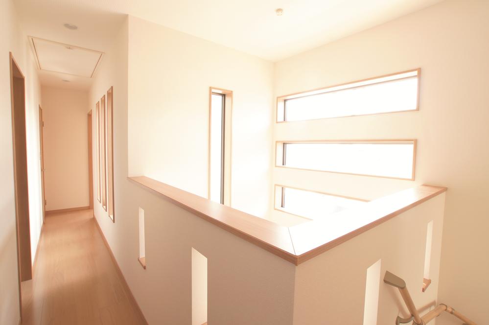 Other introspection. Light of the sun enters from the large atrium, To the entire interior is comfortable space. Trying to experience this brightness in the field Indoor (April 2012) shooting