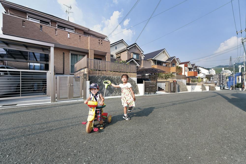 Sale already cityscape photo. Front road is also widely, Town that there is room. Can play outside with confidence because the car as little Sale already the city average (July 2012) shooting