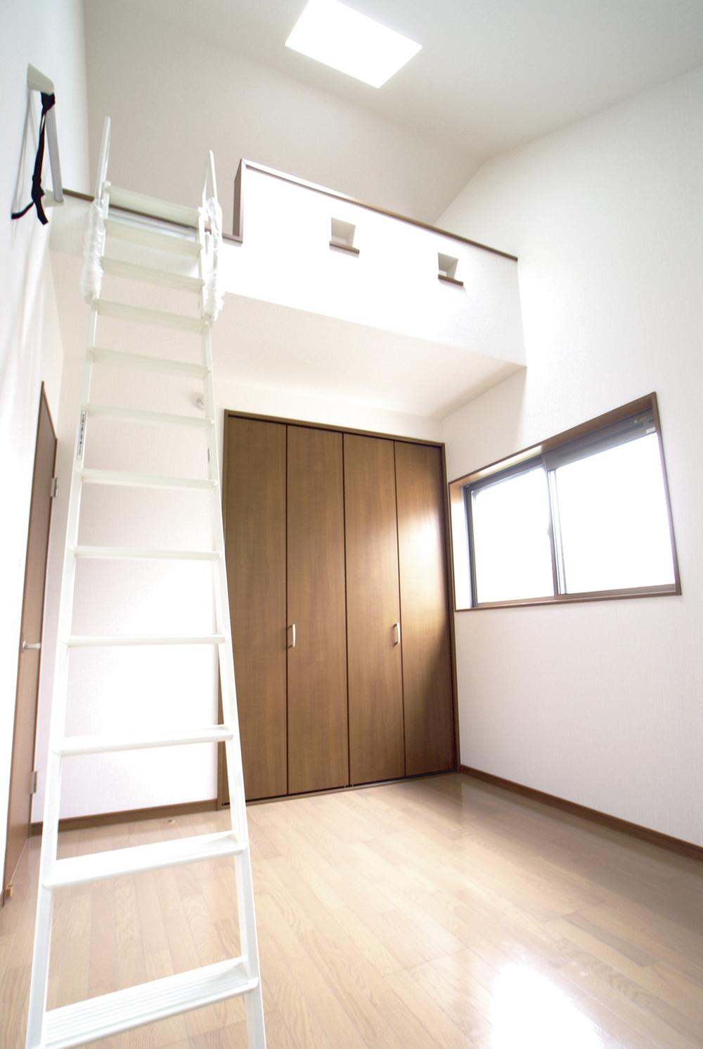 Non-living room. Western-style top are equipped with loft, Likely to be children of the secret base. Since it is also housed, Very convenient Local (August 2012) shooting