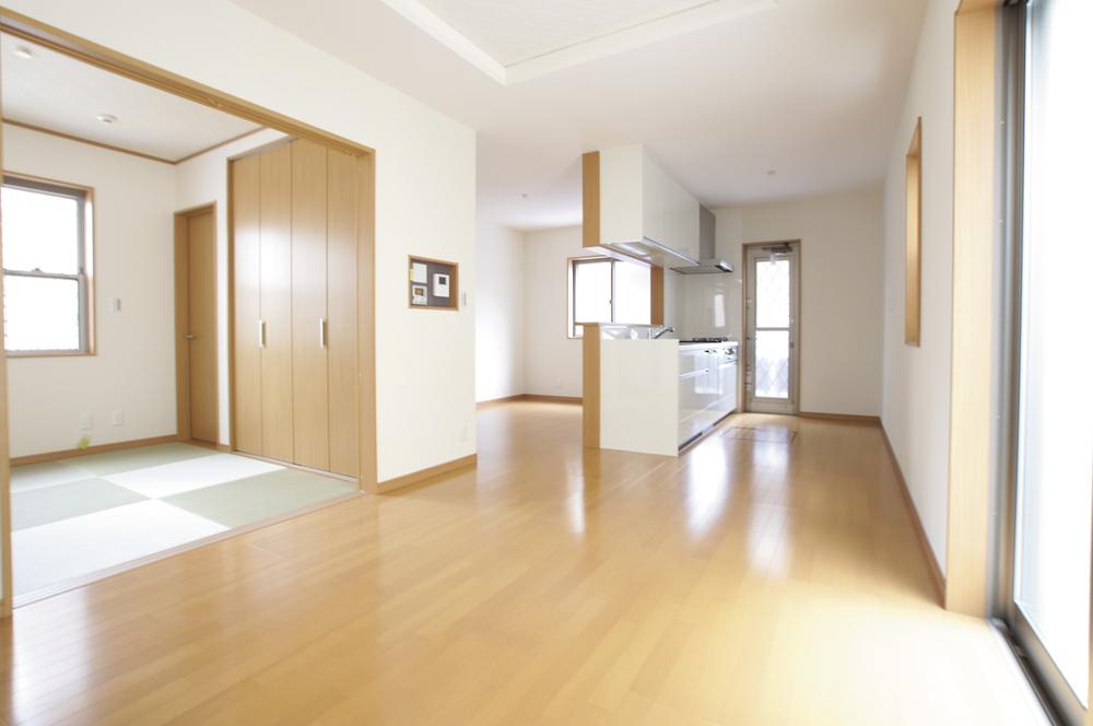 Other introspection. Next to the living room there is a Japanese-style room, Let Kutsurogo leisurely the whole family after a meal Room (August 2012) shooting