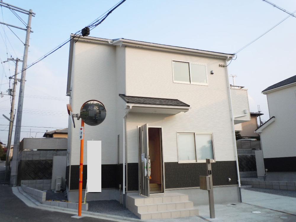 Local appearance photo. In harmony with the surrounding cityscape, Is a sophisticated appearance does not come in tired. (The company example of construction photos)