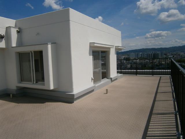 Balcony. Large roof balcony about be amazed at the top floor! ! gorgeous