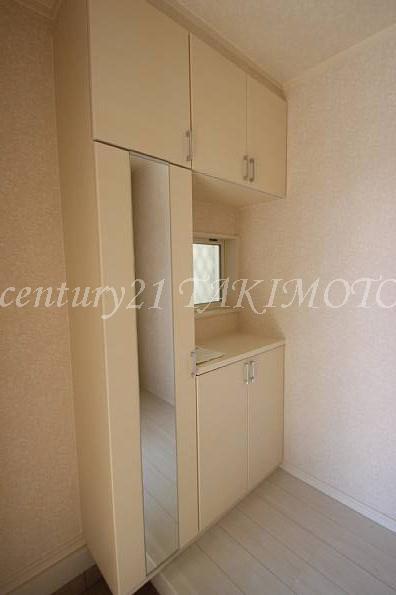 Entrance. Large shoe closet