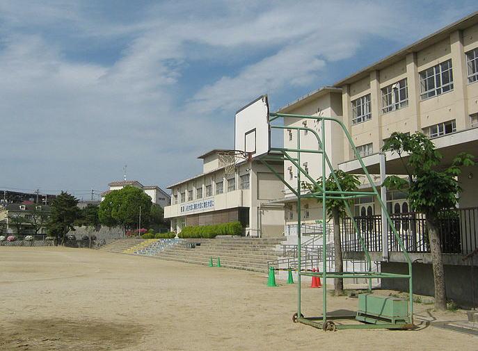 Junior high school. Neyagawa 730m to stand sixth junior high school