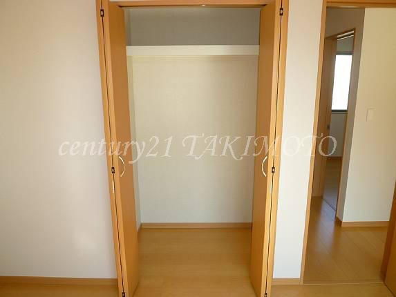 Receipt. Effortlessly storage of clothes in the hanger pipe with!