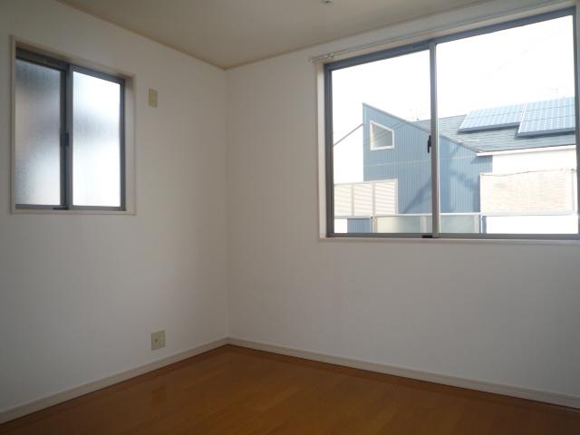 Non-living room. Of course, each room with storage in the two-sided lighting! 
