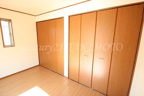 Non-living room. Storage space rich! !