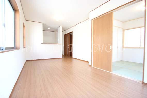 Living. Spacious in the Pledge LDK14.1! !