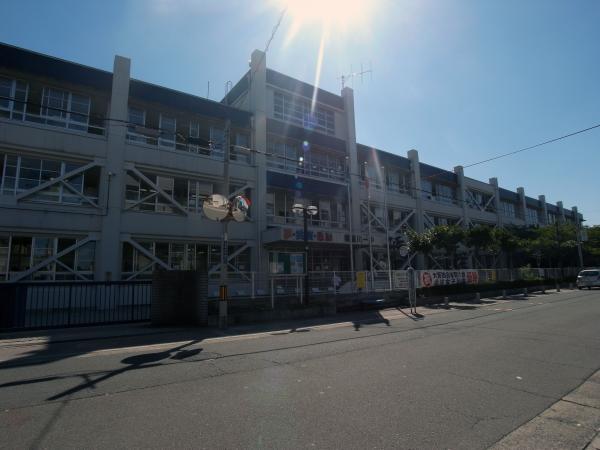 Junior high school. 1040m to the first junior high school