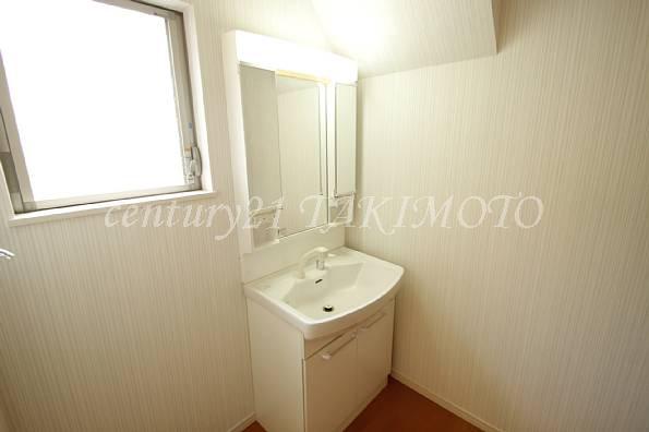 Wash basin, toilet. Basin space of spread! !