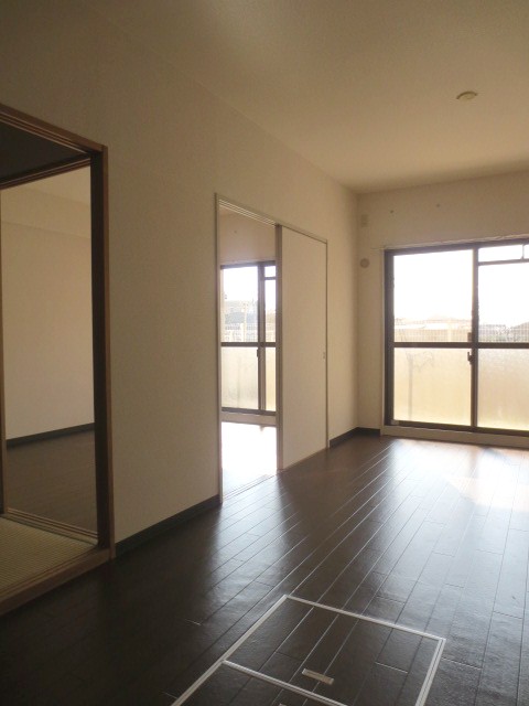 Living and room. Bright room on the south-facing.