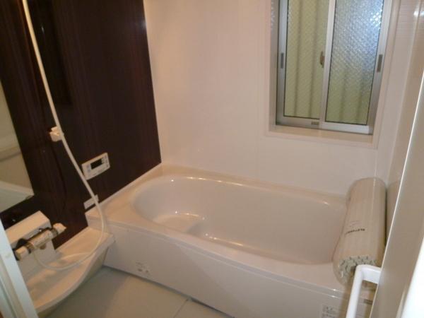 Bathroom. The spacious bathroom 1 tsubo or more to heal the fatigue of the day