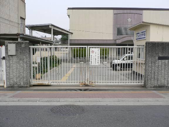 Primary school. Neyagawa 1135m to stand center elementary school