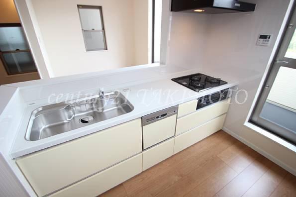 Kitchen. Popular face-to-face kitchen! I will Hakadori also dishes in the three-necked of gas stove!