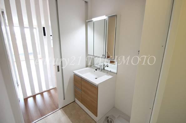 Wash basin, toilet. Wash basin equipped with a three-sided mirror!