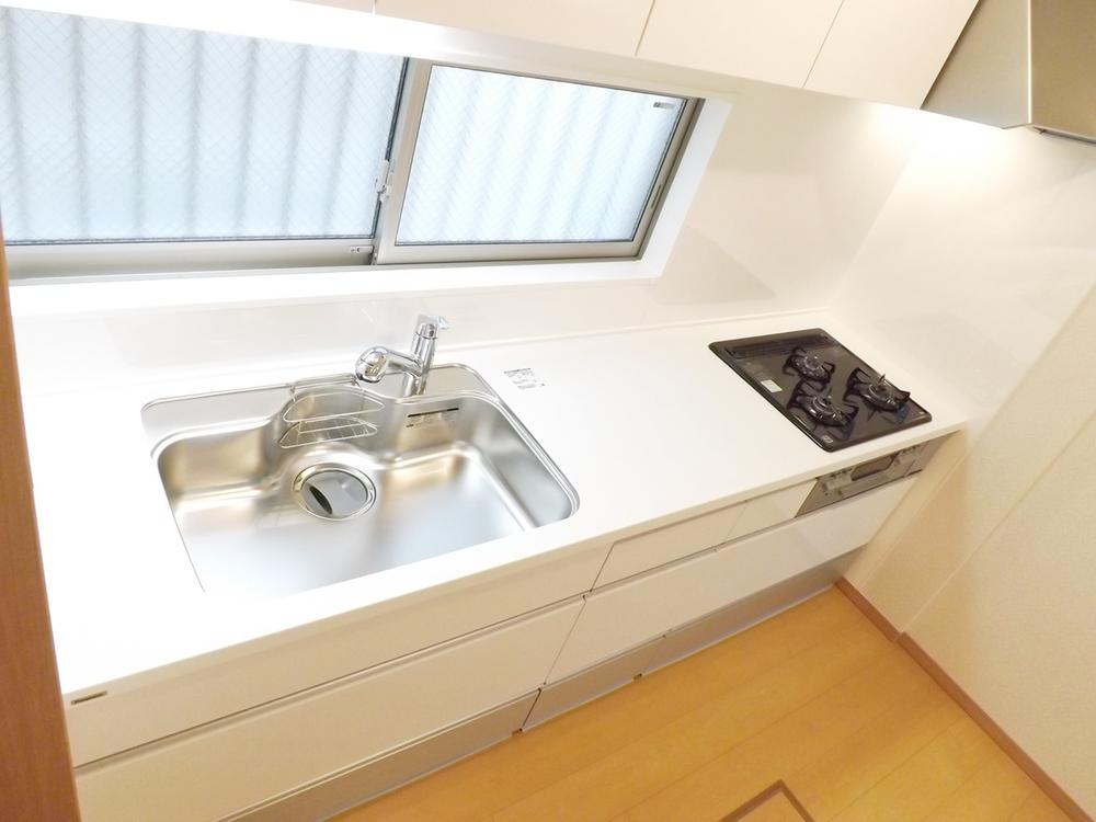 Kitchen. Local photo (kitchen) Slide storage! Water purifier with shower!