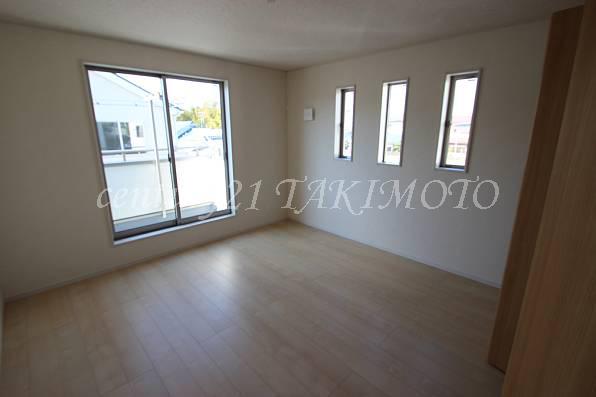 Non-living room. Storage space equipped in each room! !