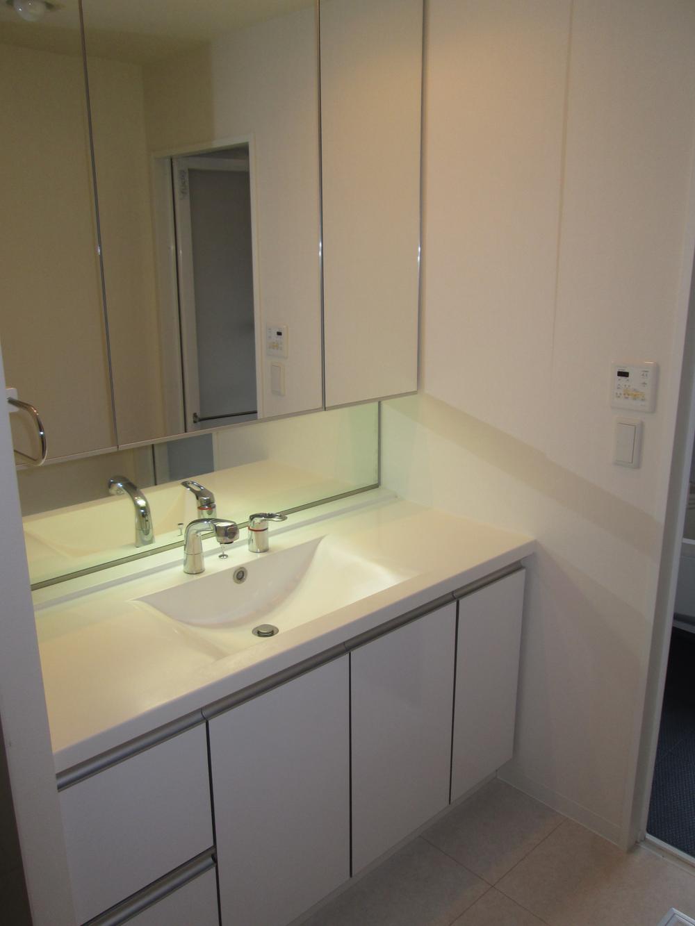 Wash basin, toilet. Room (August 2013) Shooting