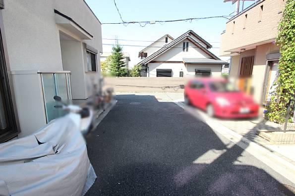 Local photos, including front road. Is a beautiful compartment fully equipped streets! 