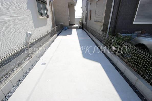 Local appearance photo. Garage two cars parking OK!