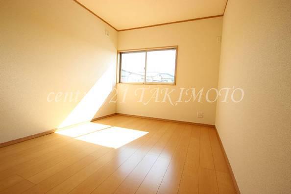 Non-living room. Bright two-plane daylight Western-style!