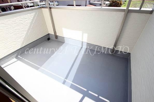 Balcony. Wide balcony Dehaba! Your laundry a breeze!