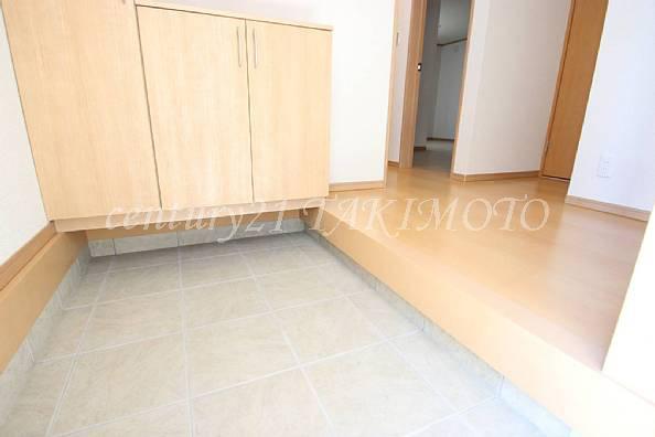 Entrance. Clean even entrance around in the cupboard standard equipment!