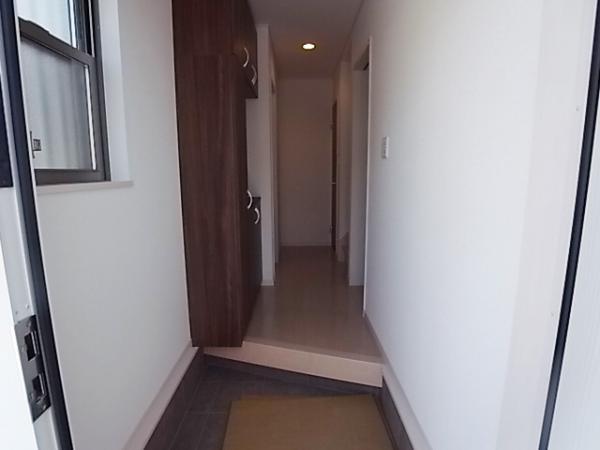 Entrance. Clean entrance at any time in plenty of storage