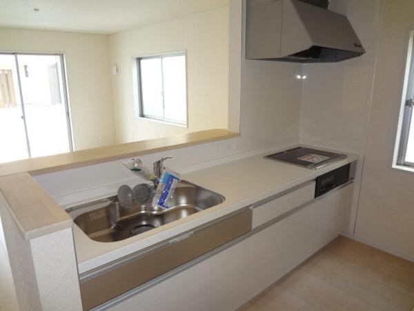 Kitchen. Face-to-face kitchen bouncing conversations with customers