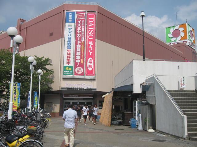 Supermarket. Izumiya Higashineyagawa to the store 362m