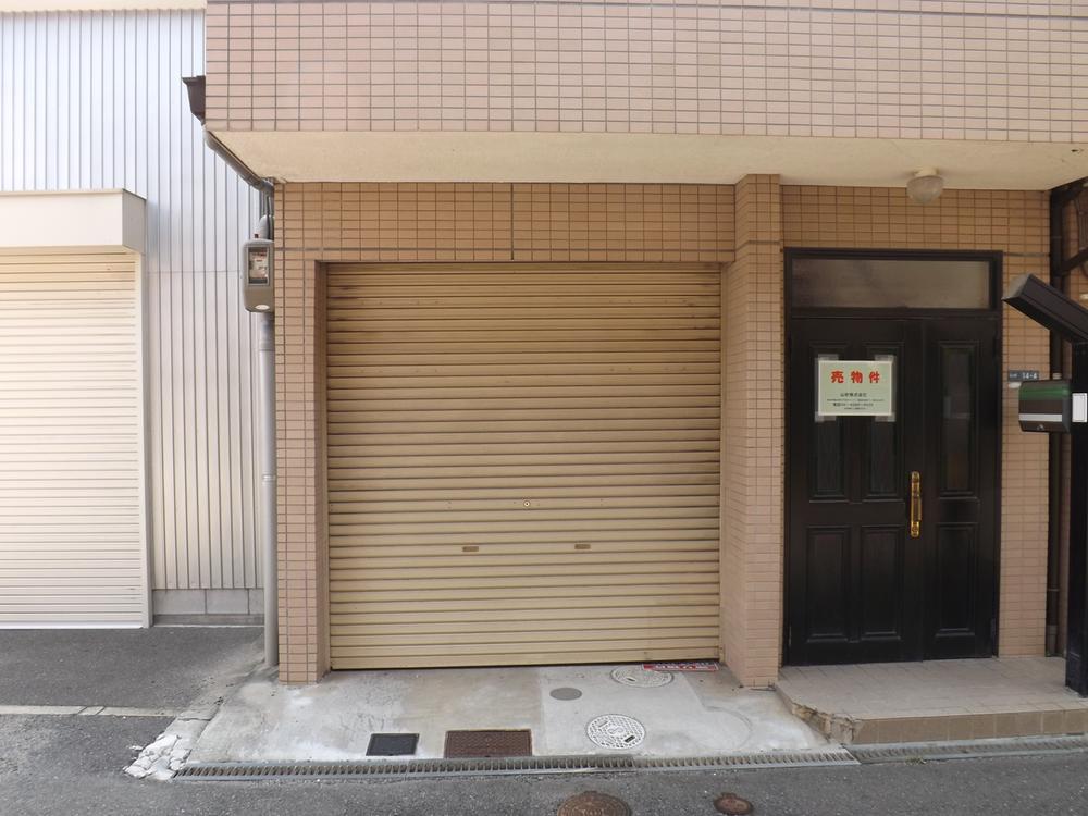 Local appearance photo. Local photos (appearance) Built-in garage! 