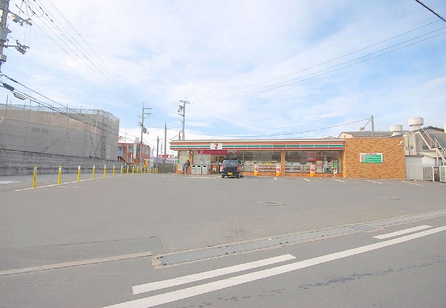 Convenience store. Seven-Eleven Neyagawa Shimeno 3-chome up (convenience store) 263m