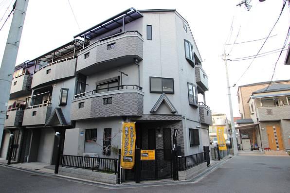 Local appearance photo. Southeast corner lot! There is a feeling of opening! 