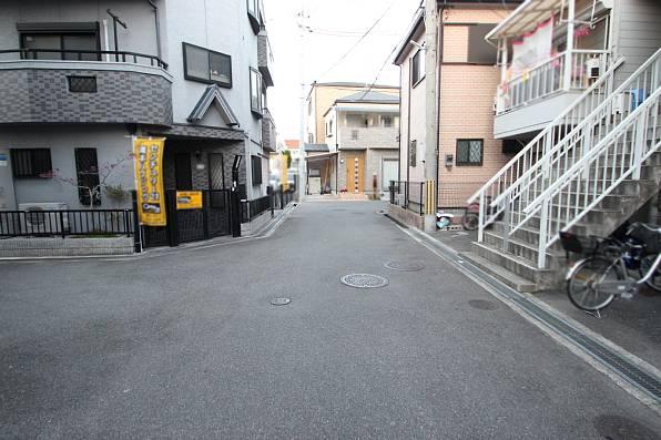 Local photos, including front road. It is well-equipped city skyline! 