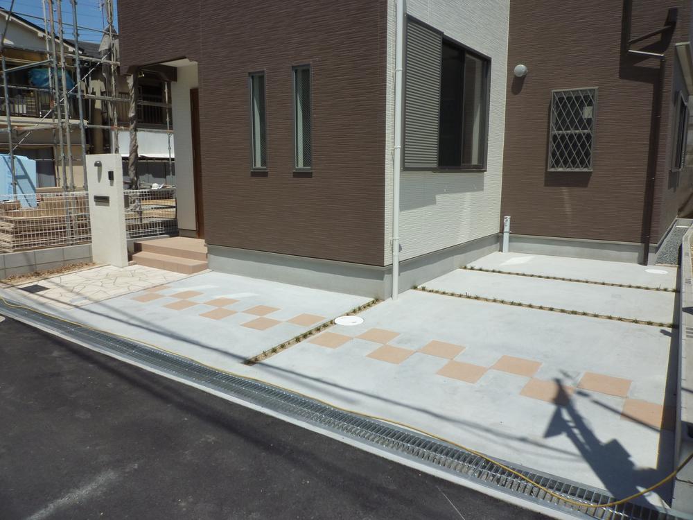 Garden. Two possible parking [No. 4 place]